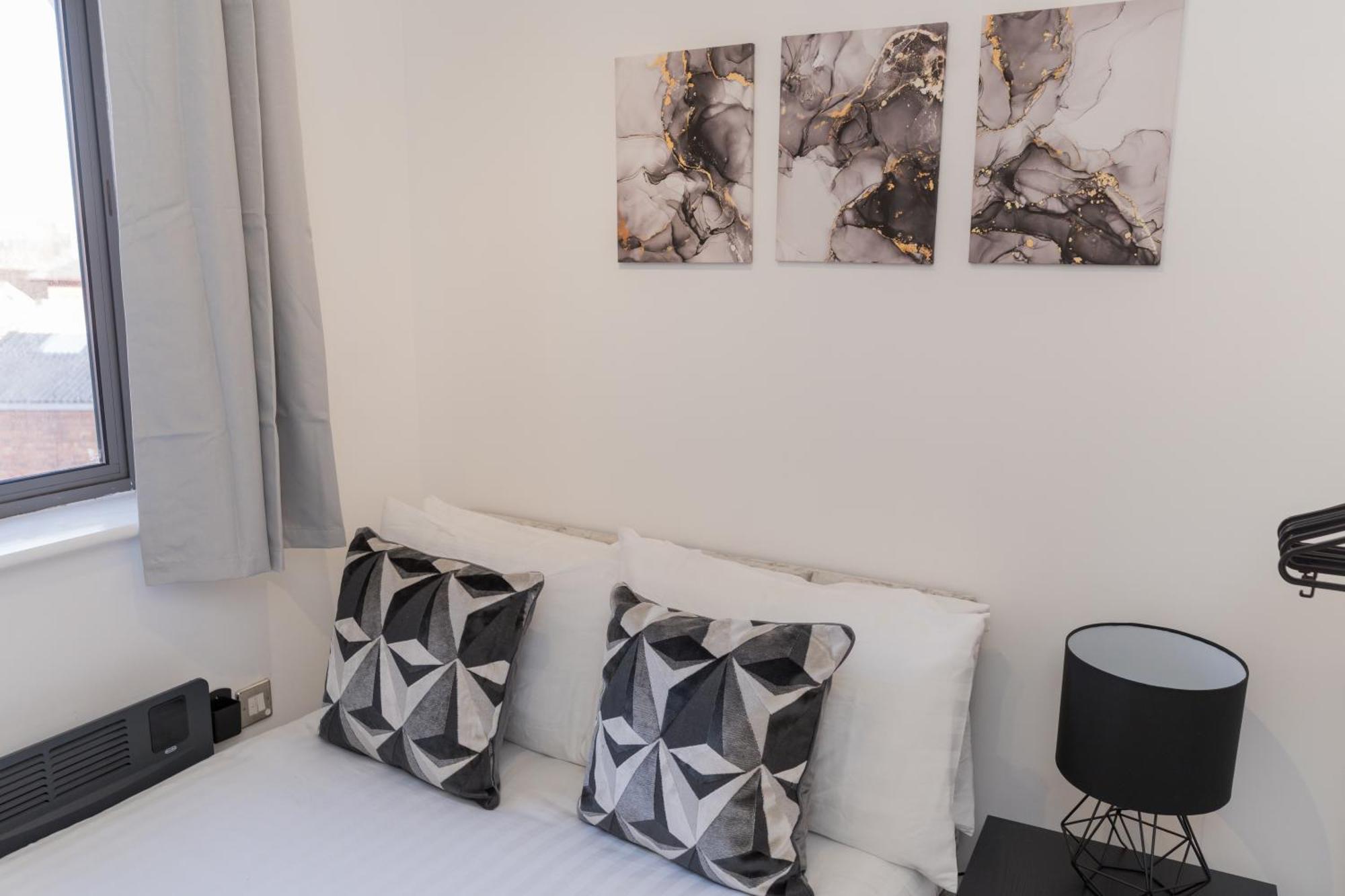 Parking & Balcony Luxe Centre Sleeps 4 Apartment *