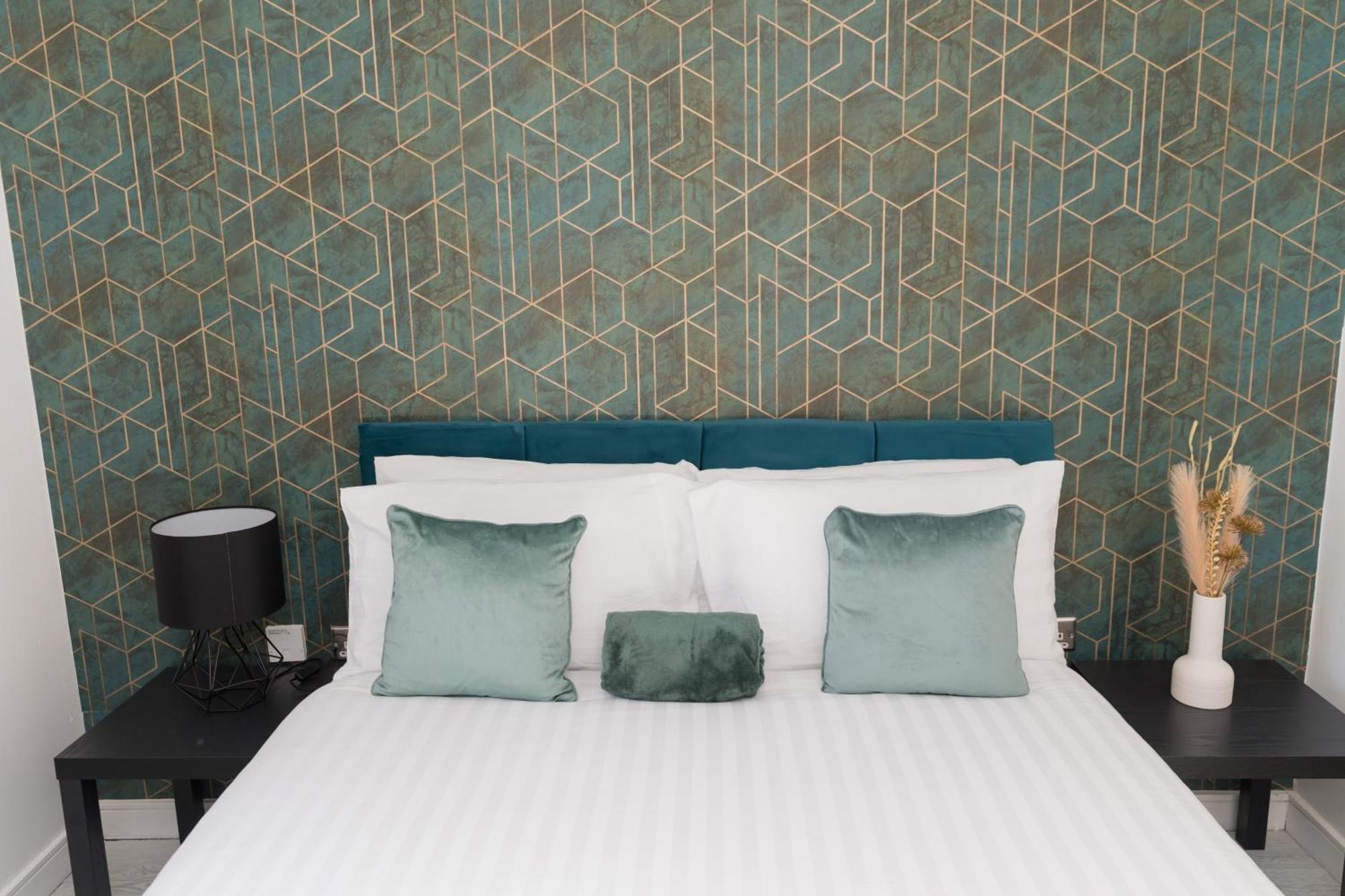 Parking & Balcony Luxe Centre Sleeps 4 Apartment Wolverhampton